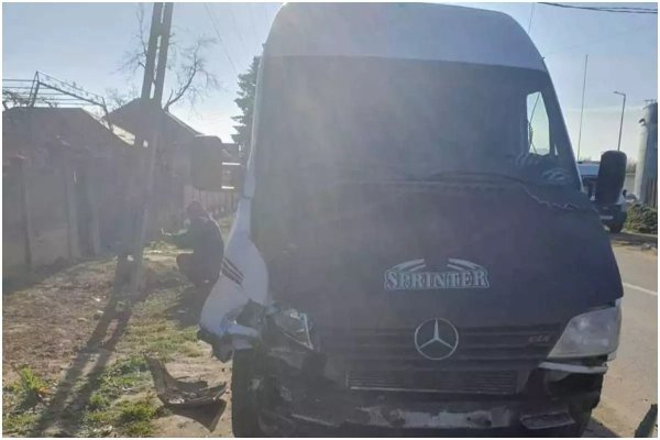 Un bărbat beat şi fără permis a furat o dubă şi a ieşit la plimbare. S-a oprit într-un stâlp 