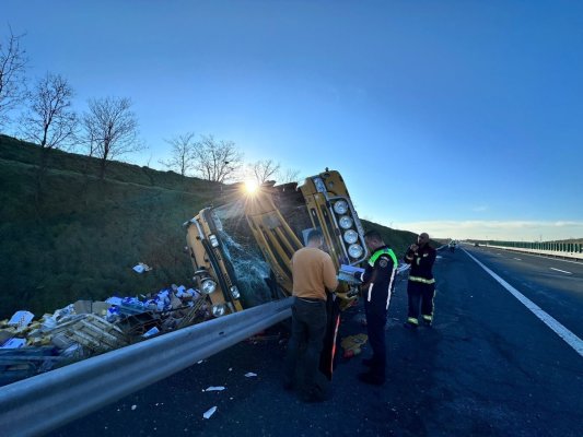 TIR încărcat cu detergent, răsturnat pe A2