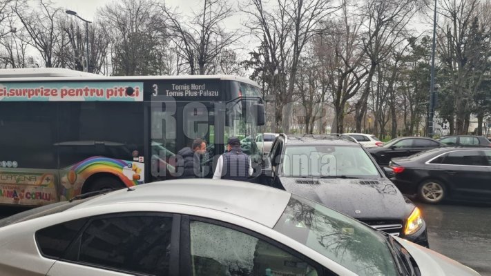 O șoferiță a intors pe linia dublă continuă și a intrat într-un autobuz