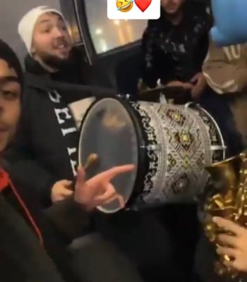 Un grup de „colindători“ a dat un... recital de manele, în autobuz! Video