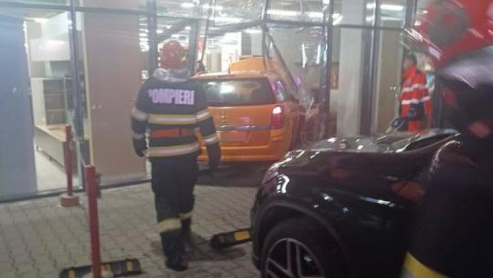 Un șofer a intrat cu mașina în vitrina unui magazin  
