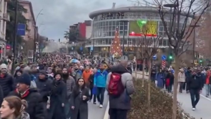Mii de oameni au ieșit în stradă în Georgia pentru organizarea de noi alegeri legislative