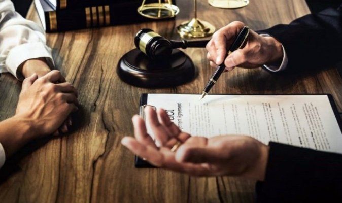 O pensionară face concurență escrocilor profesioniști: a păcălit o bancă de două ori, cu acte false 