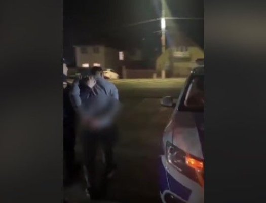 Doi bărbaţi au fost reţinuţi după ce au agresat un învăţător în curtea şcolii. Video