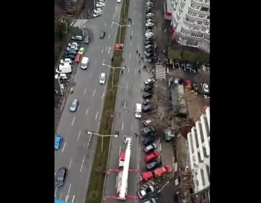 „Stegarul Dac“, susținător al lui Georgescu, s-a urcat pe o macara, pentru a protesta față de decizia CCR. Video