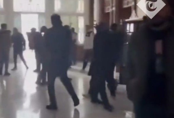 Mai multe grupuri de sirieni au intrat în palatul prezidențial al lui Bashar al-Assad. Video