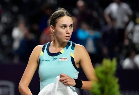 Anca Todoni îşi continuă parcursul bun la Brisbane. Venită din calificări, ea a învins-o pe Cristina Bucsa şi a acces în turul doi