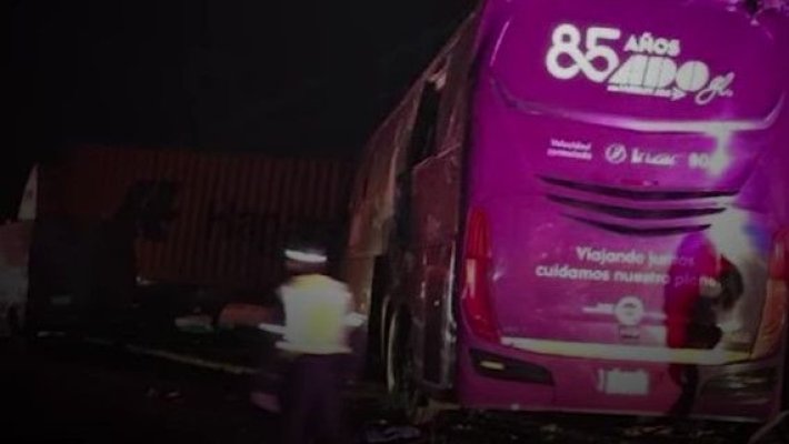 Accident groaznic între un autocar și un camion. 8 persoane au murit. Video
