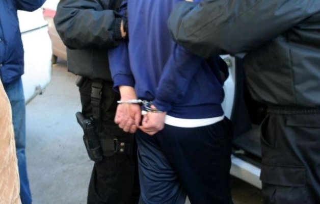 Adolescent de 17 ani, „săltat” de polițiști după ce a tâlhărit alți doi băieți