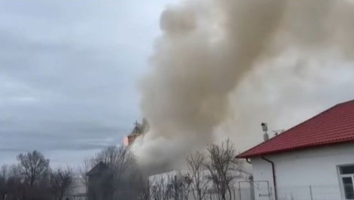 O biserică a luat foc în timpul slujbei de Crăciun. Opt autospeciale intervin la fața locului. Video