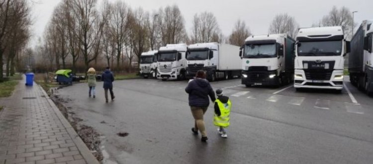 Românii din diaspora îi colindă pe șoferii blocați de Crăciun în parcări și îi cheamă la masă