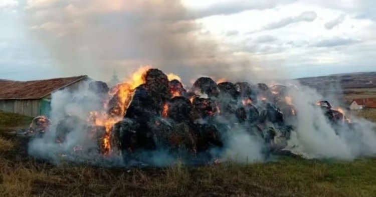 Incendiu violent în apropierea unui castel istoric. Pompierii au cerut suplimentarea forțelor de intervenție