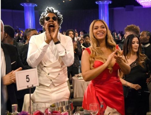 Rapperul Jay-Z, acuzat că a violat o minoră în anul 2000, împreună cu P. Diddy