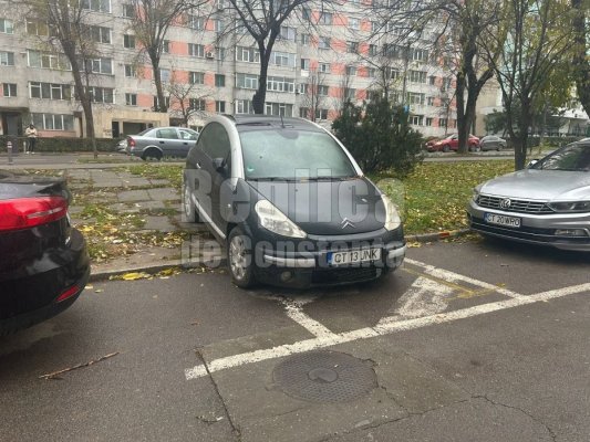 Alo, Poliția Locală! O mașină blochează o alee de acces de o săptămână... și nu vede nimeni!  Video