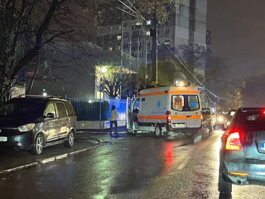 O femeie a ajuns la spital, după ce a fost lovită de o mașină, pe strada Ștefăniță Vodă