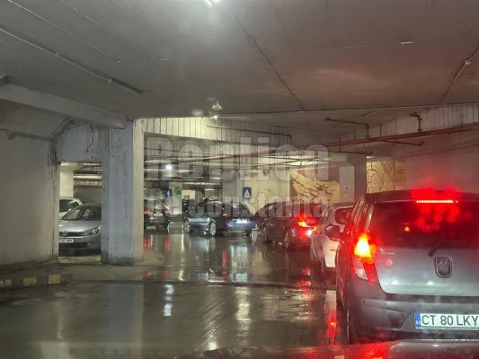 Harababură generală pe străzile și-n parcările din Constanța... de parcă s-ar da ceva pe gratis! Video