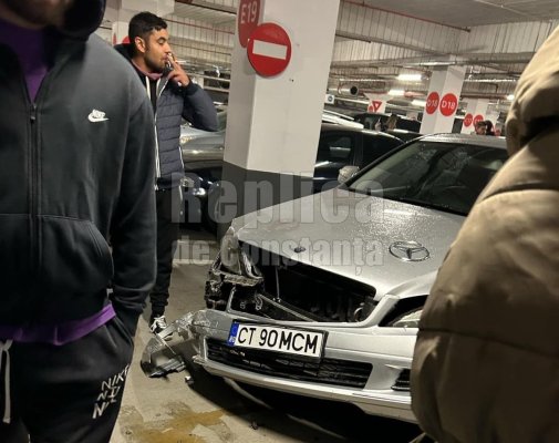 Accident rutier în parcarea de la Vivo! Șoferii făceau drifturi. Video