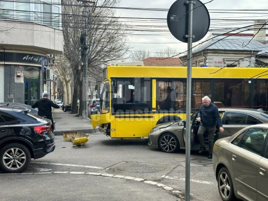 Autobuz implicat într-un accident rutier, la intersecția străzilor Răscoalei și Constantin Brătescu