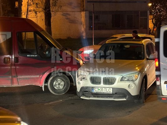 Coliziune între o dubiță și un autoturism, pe strada Traian. O femeie a ajuns la spital. Video
