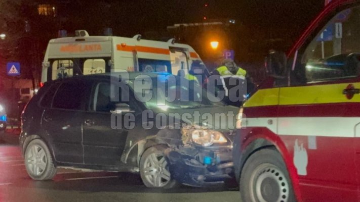 Două persoane au ajuns la spital, după o coliziune între 3 autoturisme, pe bulevardul Mamaia. Video