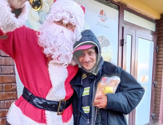Voluntarii Asociaţiei „Suflete Deschise“ l-au ajutat pe Moş Crăciun să ajungă cu daruri la copii și la persoanele defavorizate