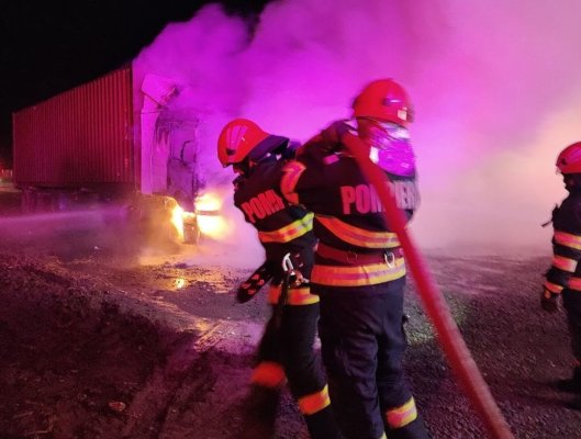 Locuitorii din Nuntași alertați de incediul de pe strada Principală. O casă a ars în totalitate
