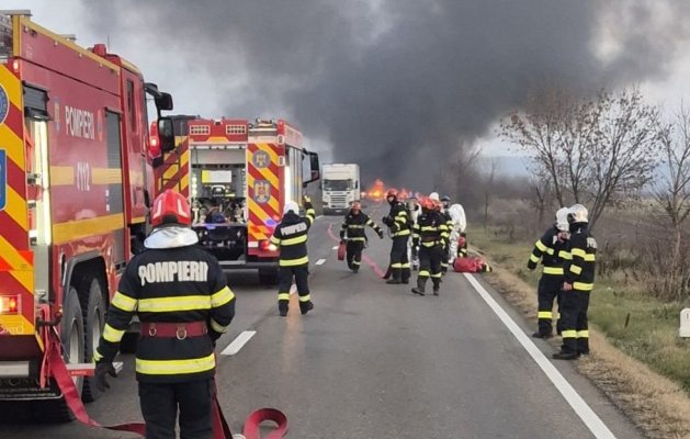 Risc major de explozie! O cisternă cu GPL a luat foc, pe DN72. Video