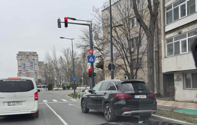 Așa ceva! Un șofer și-a parcat Mercedes-ul chiar în intersecție, pe 1 Decembrie!