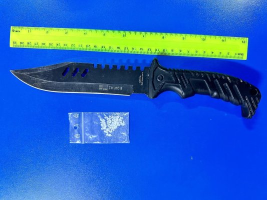 Două persoane, depistate de jandarmii constănțeni cu droguri și arme albe asupra lor
