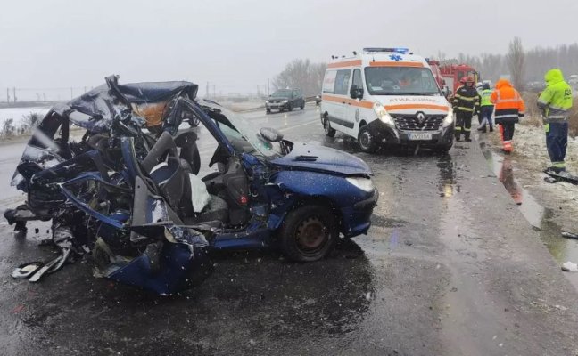 Tragedie! O mamă și fiul ei de 15 ani au murit, după ce mașina lor s-a izbit violent de o ambulanță