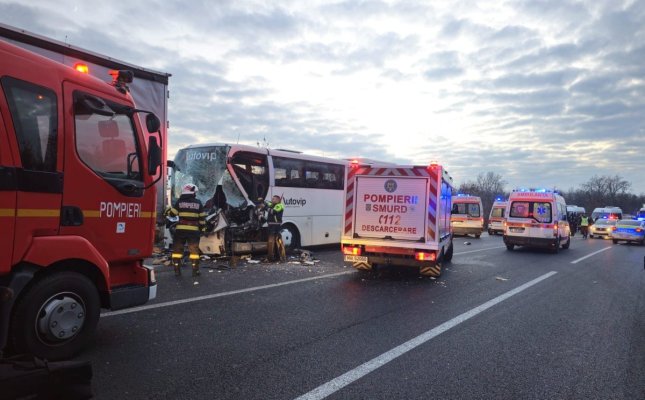 Plan Roșu de intervenție, după un accident rutier între un autocar cu 32 de persoane și un TIR