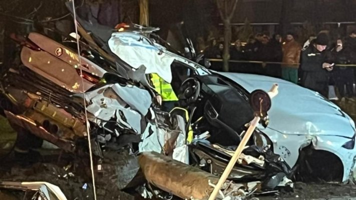 Accident mortal: doi tineri de 26 și 27 de ani au murit după ce au intrat cu mașina în stâlp