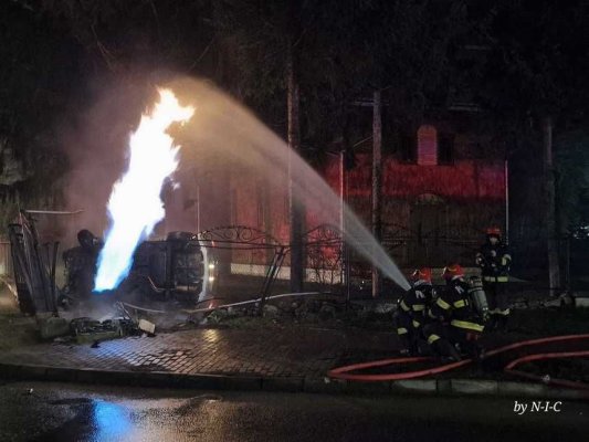 O maşină cu trei persoane s-a răsturnat, a lovit un tablou electric şi o ţeavă de gaz