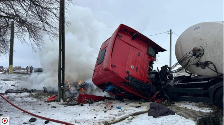 Impact devastator între o mașină și o cisternă. Autoturismul a ars complet, pasagerii au rămas blocați în interior