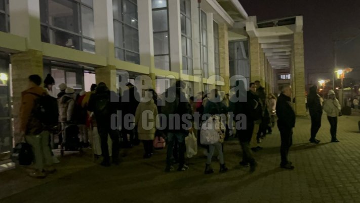Coadă la intrare în Gara Constanța! Ușile moderne, cu senzori, sunt nefuncționale din nou! Video