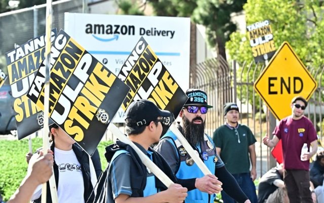 Lucrătorii Amazon fac grevă în şapte unităţi din SUA ale companiei înainte de cumpărăturile de Crăciun