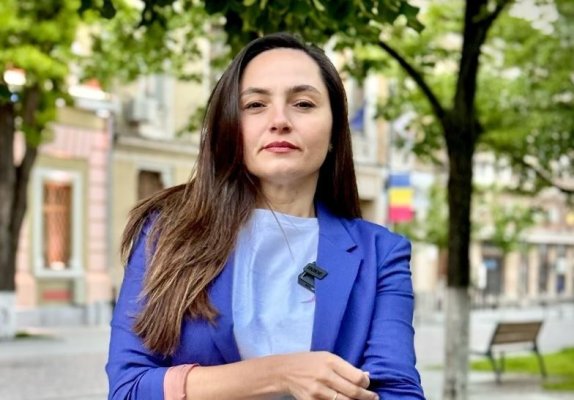Scandal în prima zi de Parlament: șefa POT a împins microfoanele jurnaliștilor care doreau să-i pună întrebări! Video
