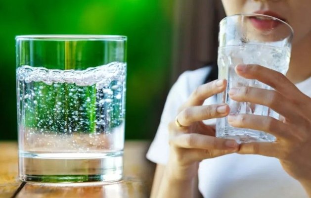 Apă minerală, contaminată cu substanțe chimice periculoase. Sănătatea oamenilor poate fi grav afectată