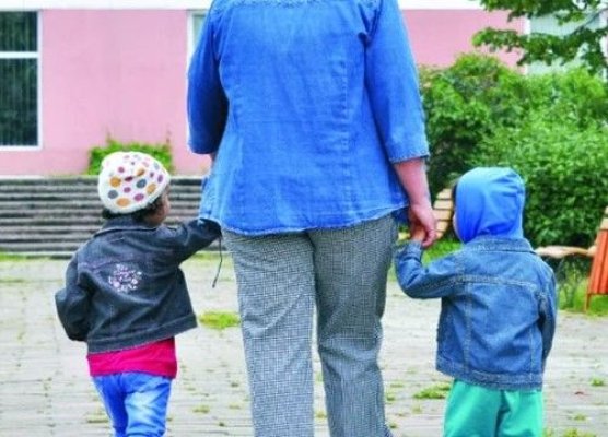 Camera Deputaților a aprobat noile condiții obligatorii pentru cei care doresc să devină asistenți maternali