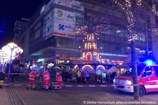 O maşină a intrat în mulţime, la un târg de Crăciun din Germania. Sunt zeci de răniți. Video