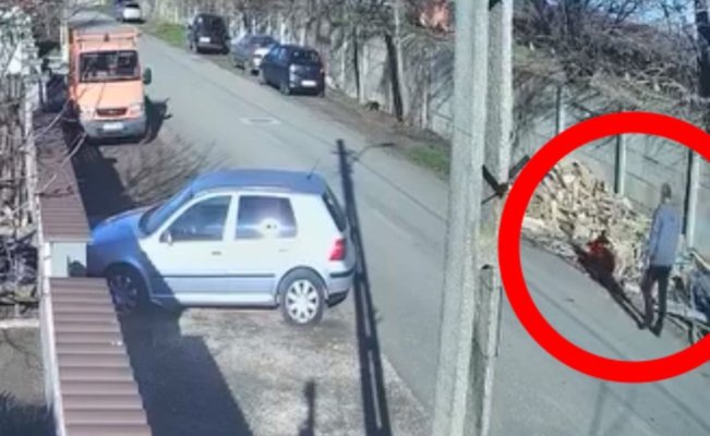 Un șofer de microbuz a furat o ladă din fața unei gospodării din Oituz. Video 