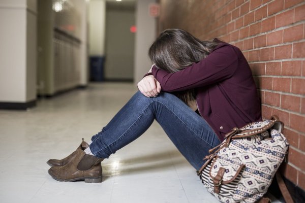 Scandal între eleve. Miss Popularitate bătută de două colege, fiindcă a câștigat titlul la Balul Bobocilor