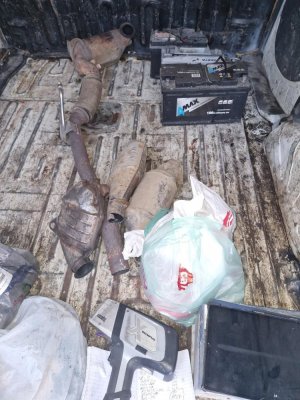 Catalizatoare și baterii auto de proveniență incertă comercializate în parcarea unui hypermarket, descoperite de jandarmi