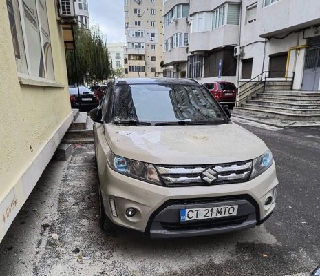Atenție! Te poți trezi cu tencuiala de pe blocuri în cap și mașina avariată.... Video