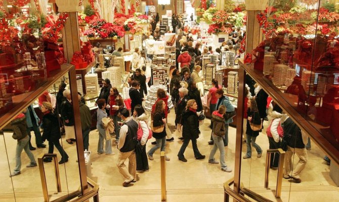 Sărbători cu buget redus. Românii scad cu 10% bugetul pentru Crăciun și Revelion