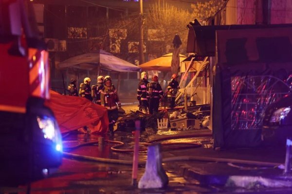 Piața Matache din București a fost cuprinsă de flăcări. Cauza incendiului nu este cunoscută