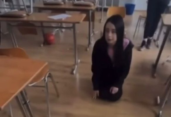 O elevă a fost obligată de colege să meargă în genunchi și să se comporte ca un animal. Video