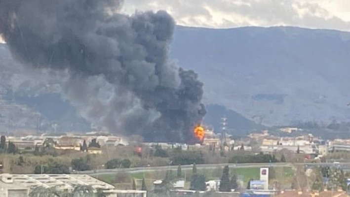 Doi oameni au murit la un depozit de carburant în urma unei explozii 