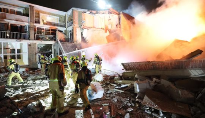 Explozie devastatoare într-un bloc. Un bărbat a fost scos de sub dărâmături, alte 37 de persoane au fost evacuate