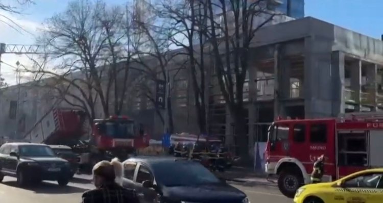 Scene șocante! O placă de beton a căzut peste un utilaj: O persoană ar fi fost prinsă acolo. Video